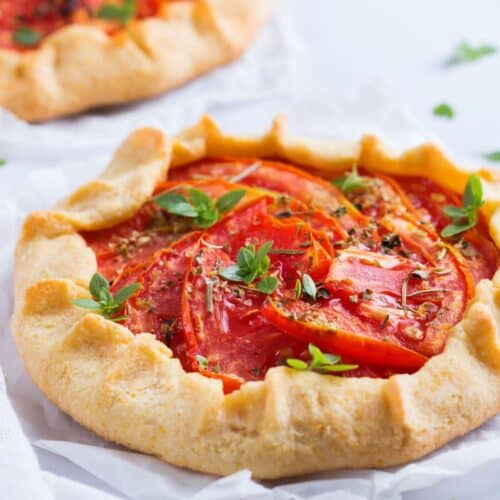 Tarte tomate rustique avec herbes fraîches