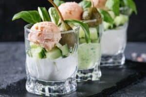 Verrines de saumon et légumes frais.