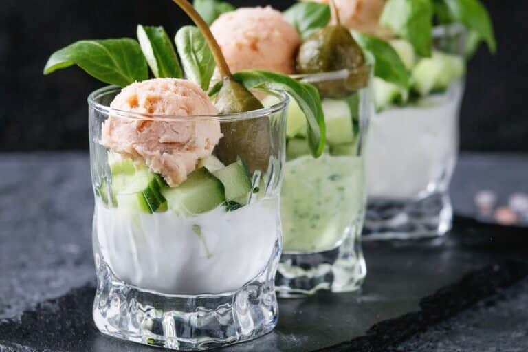 Verrines de saumon et légumes frais.