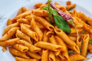 Assiette de penne sauce tomate et basilic.