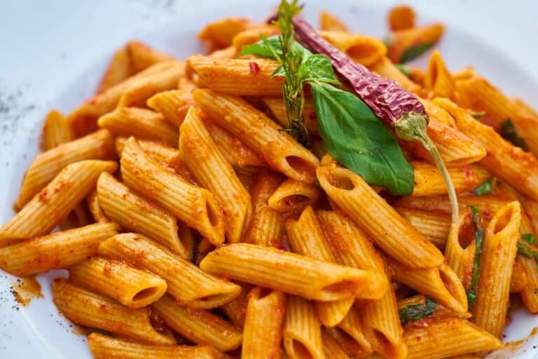 Assiette de penne sauce tomate et basilic.