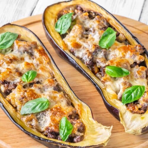 Aubergines farcies au four garnies de fromage.