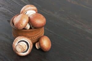Champignons bruns dans un bol en bois.