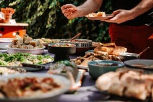 Buffet de plats variés en extérieur