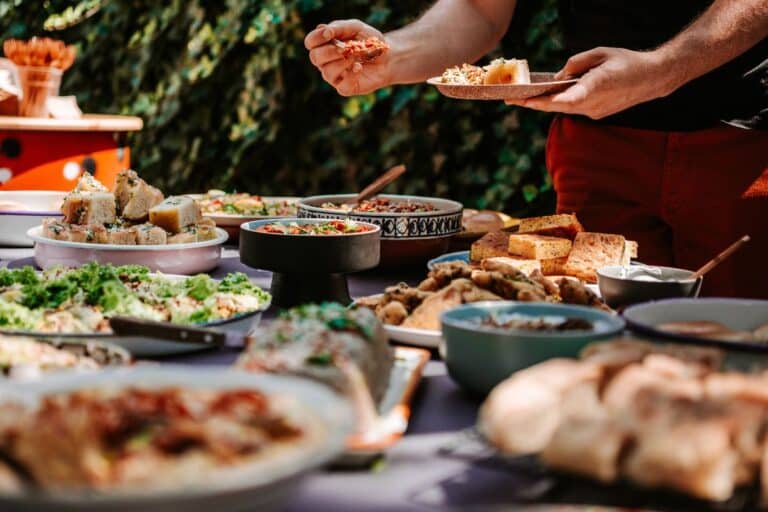 Buffet de plats variés en extérieur