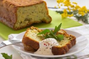 Cake salé aux herbes avec sauce et roquette.