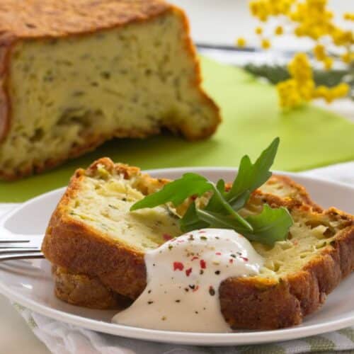 Cake salé aux herbes avec sauce et roquette.