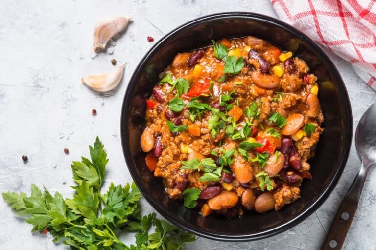 Bol de chili con carne appétissant