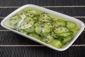 Salade de concombre avec graines de sésame.
