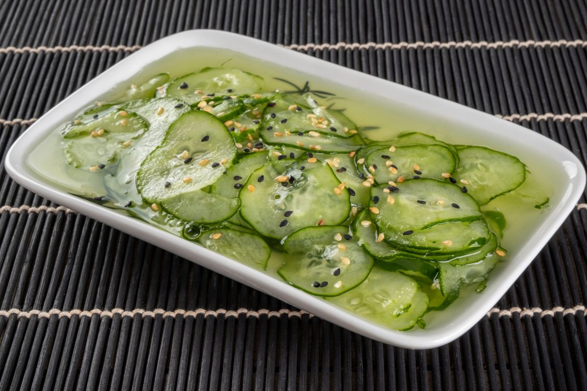 Salade de concombre avec graines de sésame.