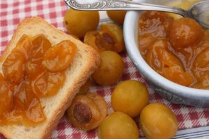 Confiture de mirabelles sur pain grillé.