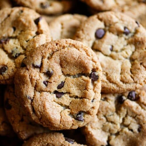 Cookies aux pépites de chocolat empilés.