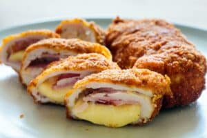 Tranches de cordon bleu croustillant, fromage fondant visible.