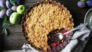 Crumble aux fruits avec pommes et prunes.