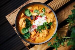 Bol de curry aux légumes et riz.