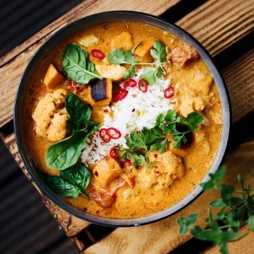 Bol de curry aux légumes et riz.