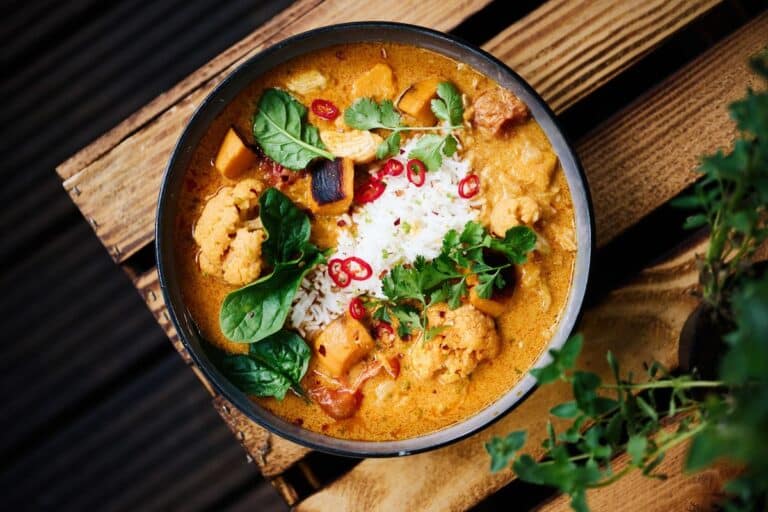 Bol de curry aux légumes et riz.