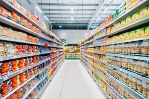Rayons de supermarché remplis de produits alimentaires.