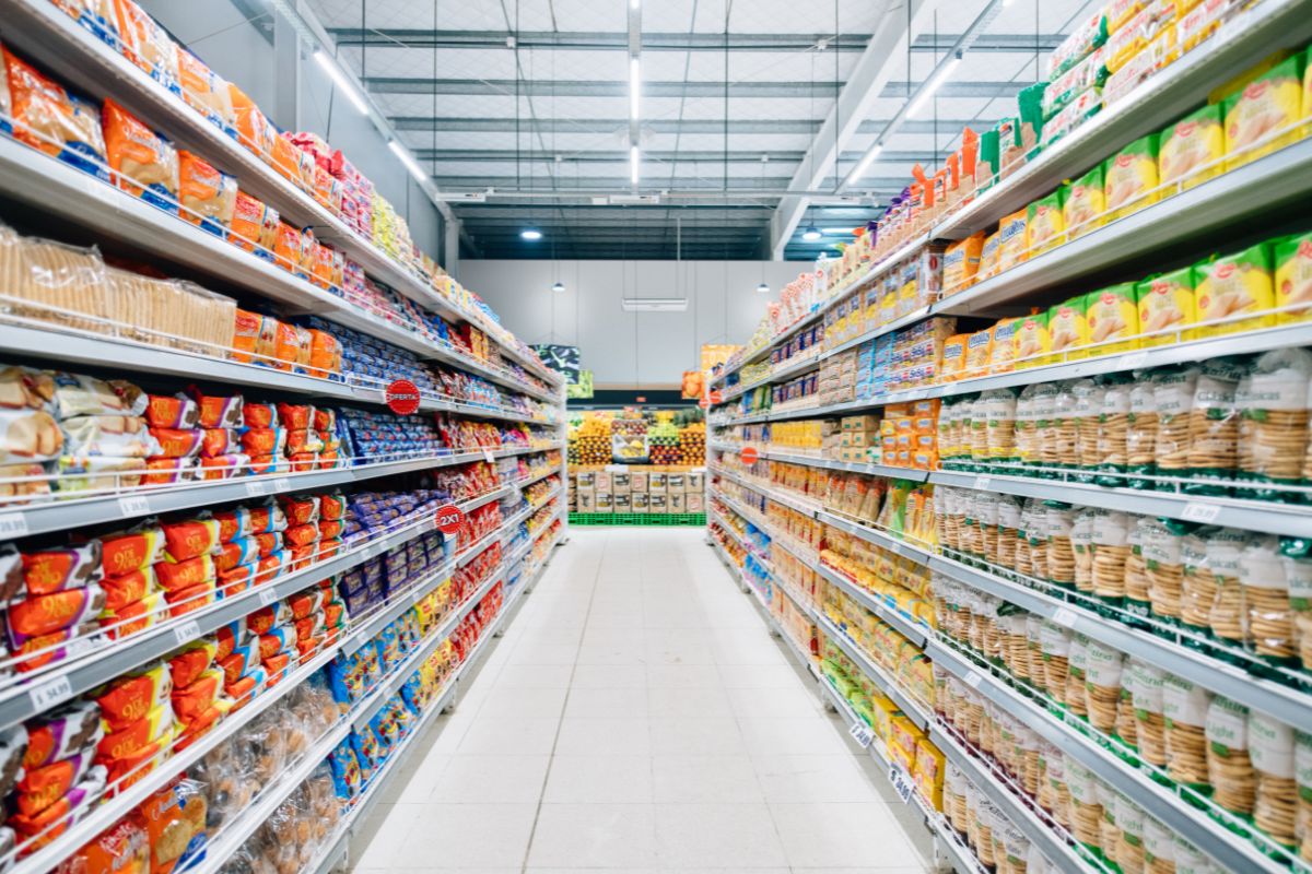 Rayons de supermarché remplis de produits alimentaires.