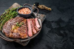 Entrecôte grillée avec herbes et sel rose.