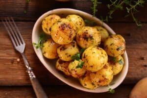 Pommes de terre rôties aux herbes dans un plat.