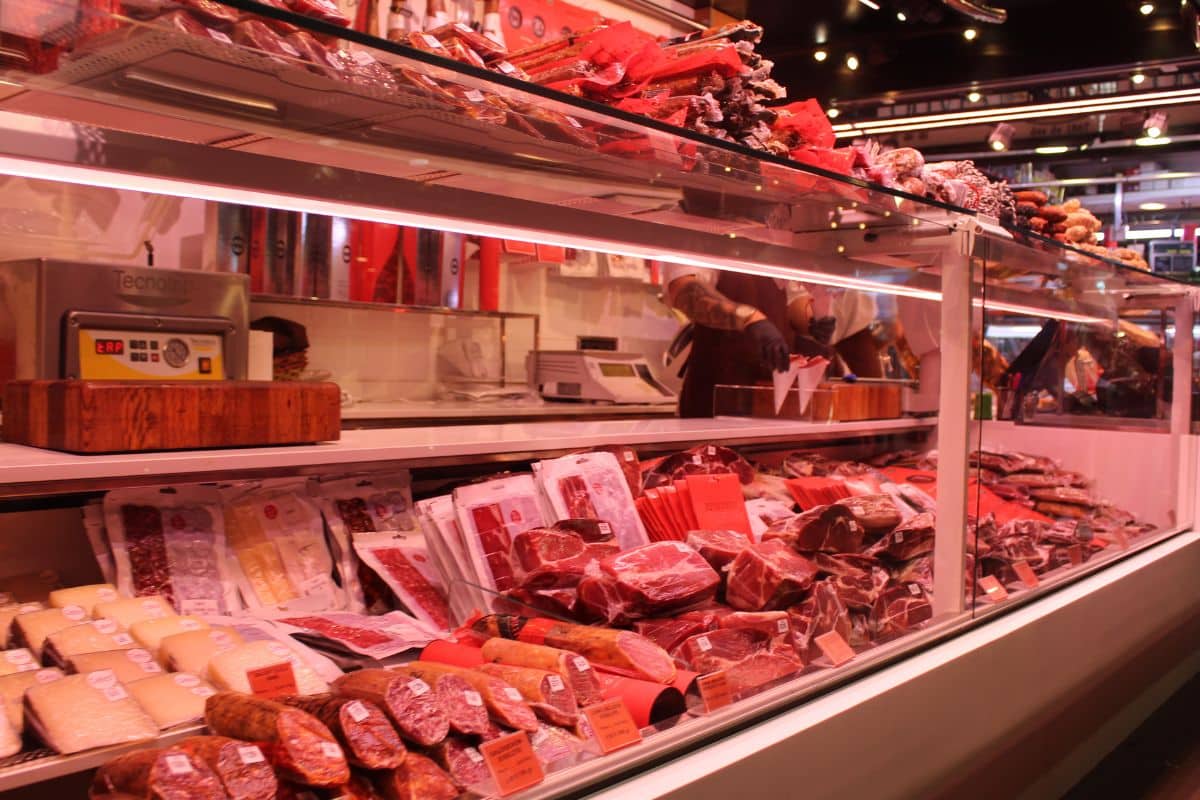 Vitrine de charcuterie avec saucissons et viandes.
