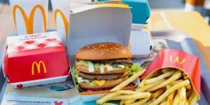 Repas fast-food avec burger et frites.