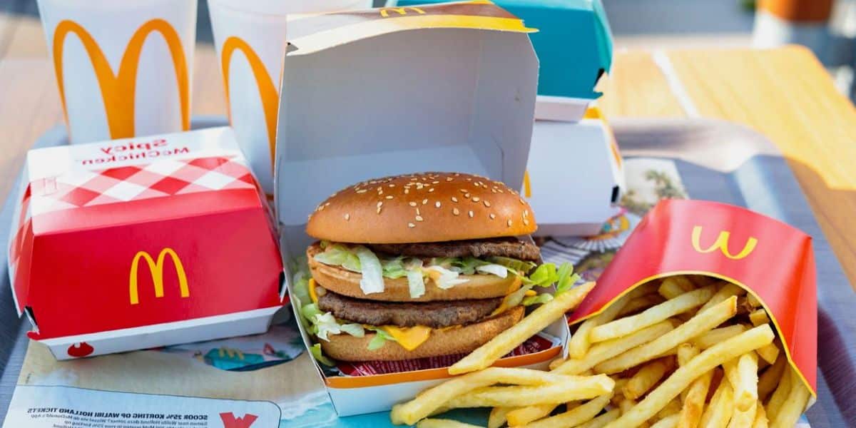 Repas fast-food avec burger et frites.