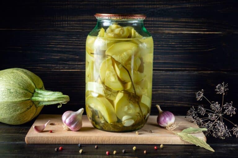 Courgettes marinées avec ail et épices sur planche.