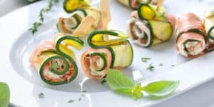Mini-roulés à la courgette : la recette apéritive prête en 5 minutes qui met tout le monde d’accord.