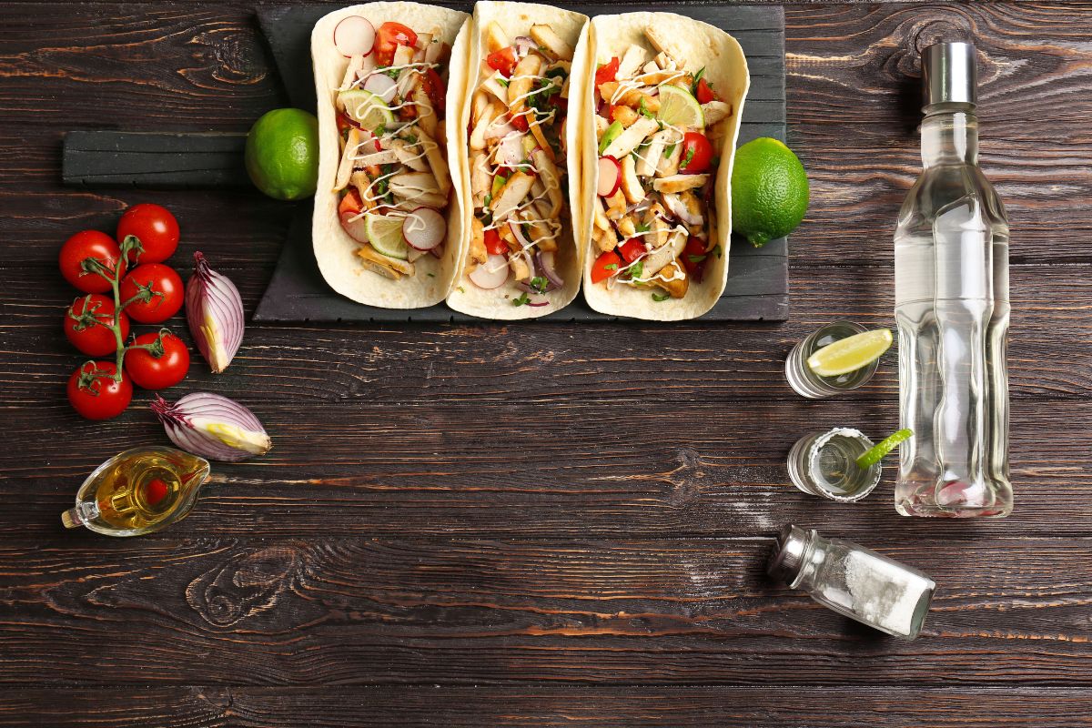 Tacos au poulet avec ingrédients, citron vert et vodka.
