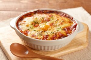 Gratin au fromage doré dans un plat blanc.