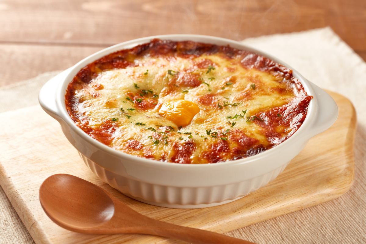Gratin au fromage doré dans un plat blanc.