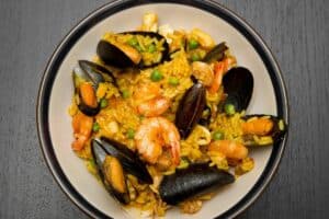 Paella fruits de mer avec crevettes et moules.