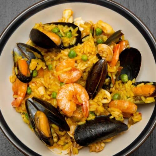 Paella fruits de mer avec crevettes et moules.