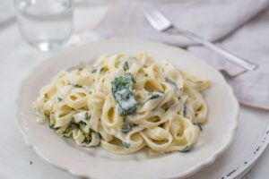 Tagliatelles à la sauce blanche et épinards, appétissante.