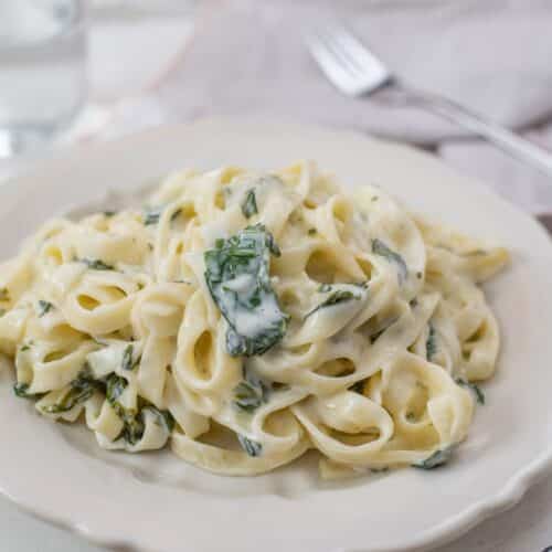 Tagliatelles à la sauce blanche et épinards, appétissante.