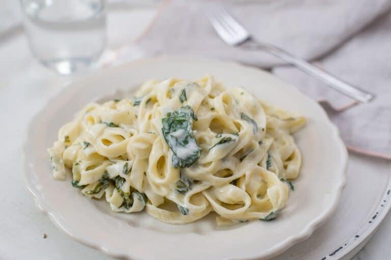 Tagliatelles à la sauce blanche et épinards, appétissante.