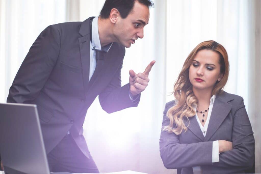 Homme disputant une femme au bureau.