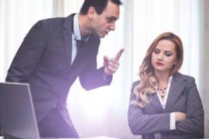 Homme disputant une femme au bureau.