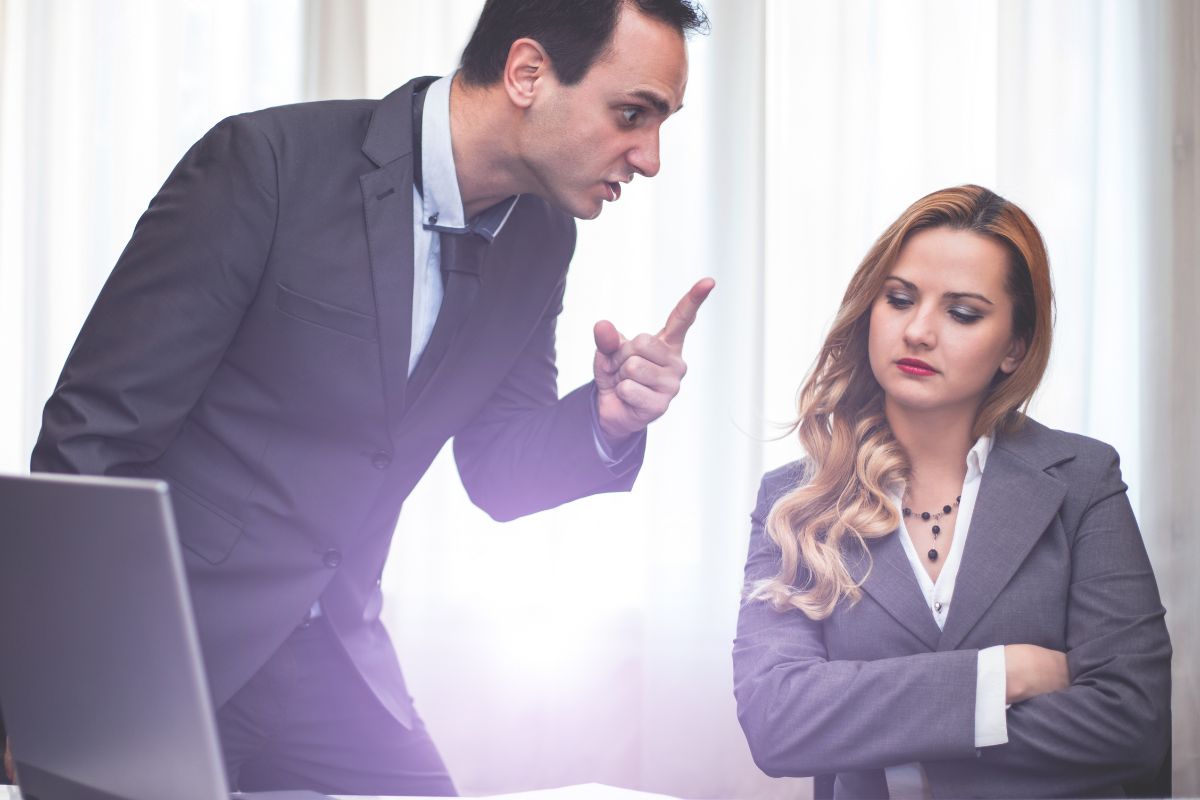 Homme disputant une femme au bureau.