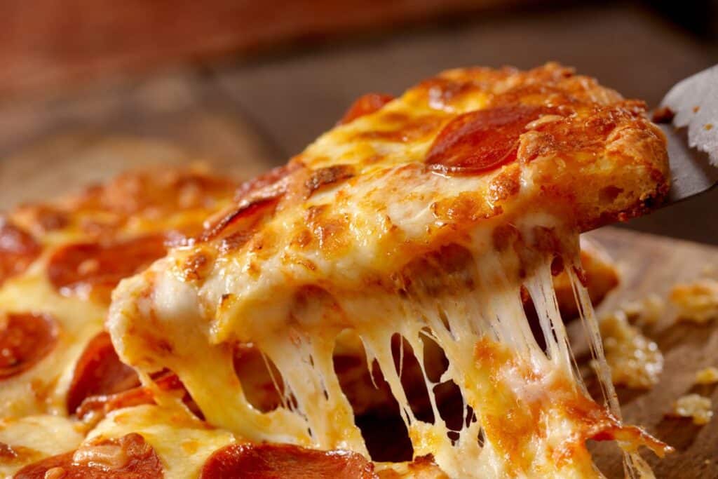 Pizza au fromage fondant et pepperoni.