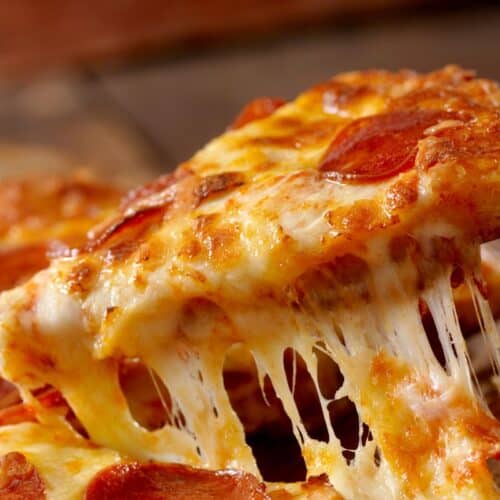 Pizza au fromage fondant et pepperoni.