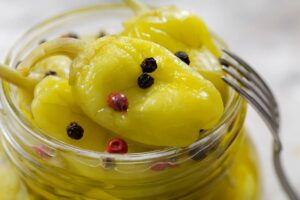 Bocal de piments jaunes marinés avec poivre.