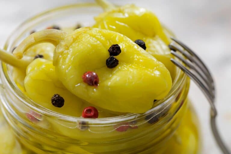 Bocal de piments jaunes marinés avec poivre.