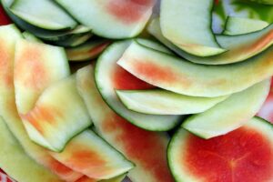 Écorces de pastèque fraîchement coupées, visibles en gros plan.