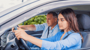 Deux personnes en voiture, apprentissage de conduite.