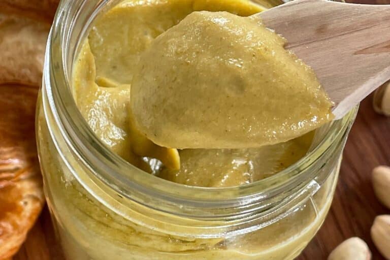 Crème de pistache en pot en verre.