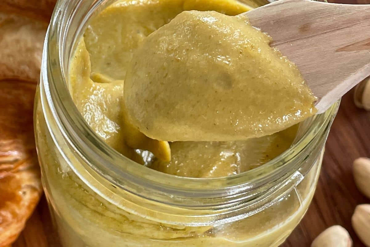 Crème de pistache en pot en verre.