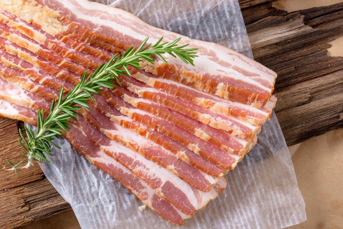 Tranches de bacon avec branche de romarin